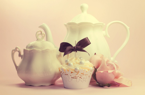 Elegantní retro retro ošuntělý styl odpoledne nebo ráno čaj nastavení s cupcake a hedvábné růže. - Fotografie, Obrázek