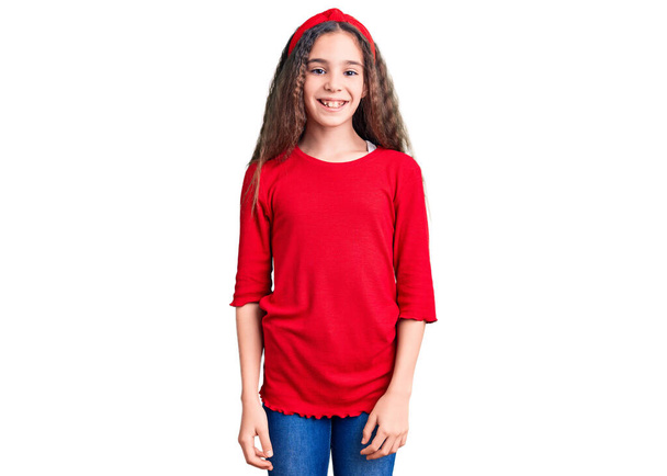 Mignon hispanique enfant fille portant des vêtements décontractés regardant positif et heureux debout et souriant avec un sourire confiant montrant dents  - Photo, image