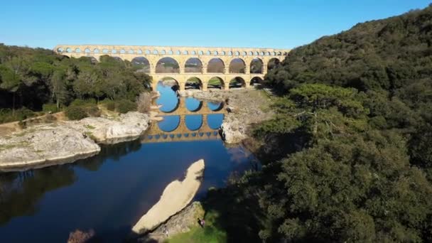 Puente viejo sobre el río Gardon, reflexión Pont du gard, Francia - Metraje, vídeo