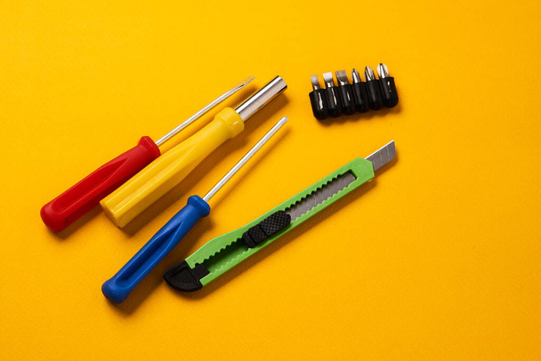 chaves de fenda e ferramentas de construção em equipamentos de fundo amarelo para a indústria de reparação - Foto, Imagem