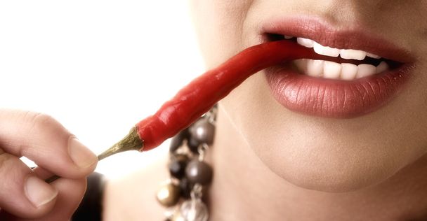 Nainen syö punaista paprikaa
 - Valokuva, kuva