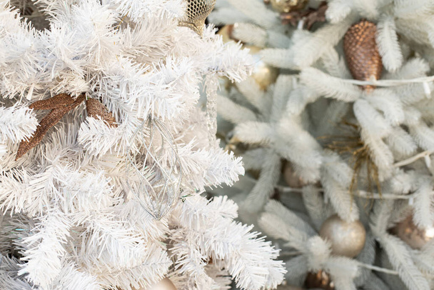 Decoración de Navidad, árbol de Navidad artificial blanco. Fondo de Navidad - Foto, imagen