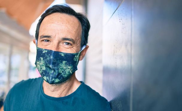 Hombre de mediana edad con barba con máscara de seguridad coronavirus - Foto, imagen