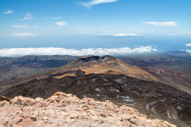 vista desde el pico de teida sobre el cráter pico viejo y nubes sobre el mar - Foto, Imagen