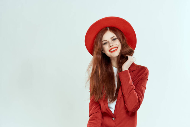 hermosa mujer en rojo sombrero chaqueta maquillaje elegante estilo luz fondo estudio - Foto, Imagen