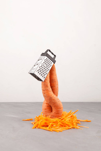 Ugly vegetables. An unusual fused carrot and grated.  Selective focus, copy space. Concept - Food organic waste reduction. Using in cooking imperfect products. - Foto, imagen