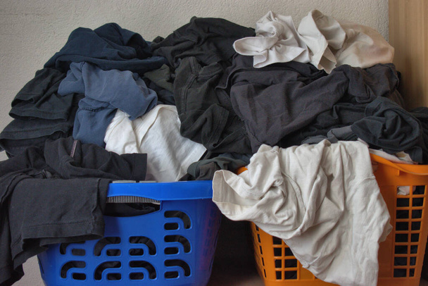 Vuile T-shirts in een mandje zijn klaar om gewassen te worden in Vaduz in Liechtenstein 11.6.2020 - Foto, afbeelding