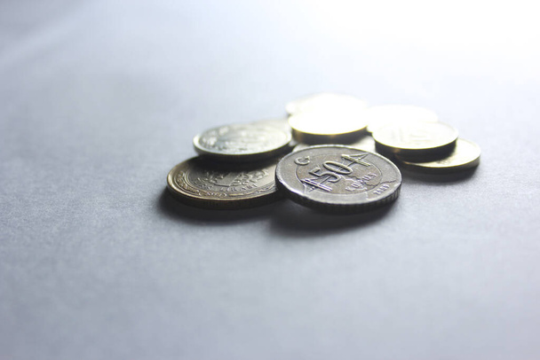 Montones de monedas de Lira turca. - Foto, imagen