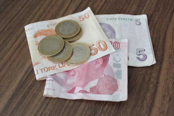 Τουρκικά χαρτονομίσματα σε ξύλινο νόμισμα της Τουρκίας, χρήματα της Τουρκικής Δημοκρατίας, - Φωτογραφία, εικόνα