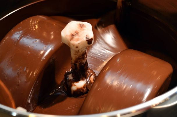 Schokoladenmaschine bei der Arbeit - Foto, Bild
