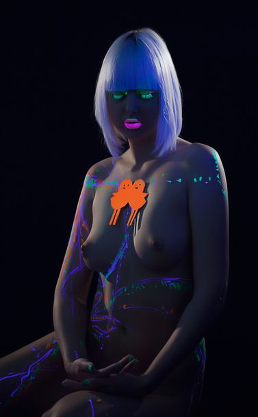 Beautiful topless model posing under neon light - Foto, imagen