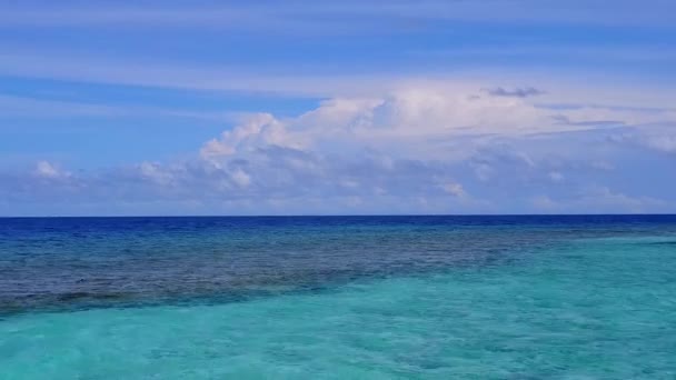 Letecké drone cestování tropického pobřeží pláž životní styl modrozelený oceán s bílým pískem pozadí - Záběry, video