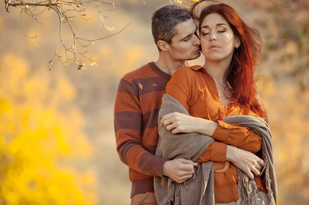 Kaunis pari mies nainen rakastunut. Hymyilevä nauraa kaveri ja tyttö halaus puistossa syksyllä syyspäivänä. - Valokuva, kuva
