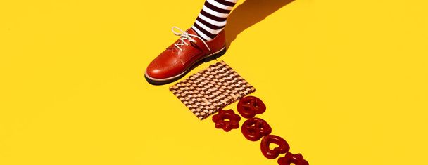 Stílusos csokoládé izomer összetétele. Sütik és vintage lábak retro zokniban és cipőben. Divat vicces karácsony téli idő koncepció művészet. Fénymásolási hely - Fotó, kép