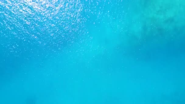 Letecké drone cestování klidné resort pláž dovolená podle tyrkysového oceánu a čistého písku pozadí - Záběry, video