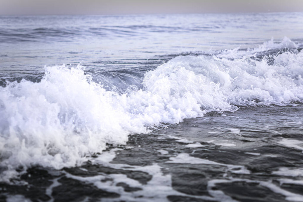 Mare acqua di spiaggia con onde. Vista dell'acqua di mare con onde del Mar Nero nella spiaggia locale di Zatoka in Ucraina. - Foto, immagini