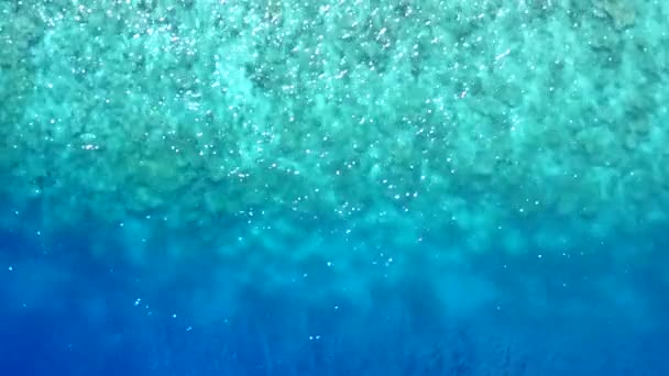 Paysage drone aérien de belles vacances à la plage le long du littoral par mer transparente et fond sablonneux blanc - Séquence, vidéo