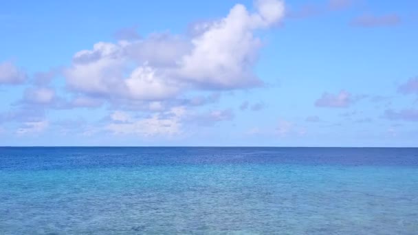 Dron pohled příroda klidné pobřeží pláž plavba podle modré vody s bílým písečným pozadím - Záběry, video