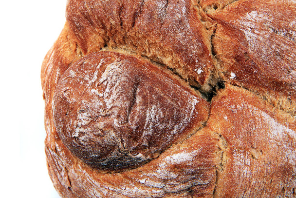 yksityiskohta tsekistä tuoretta leipää eristetty valkoisella pohjalla - Valokuva, kuva