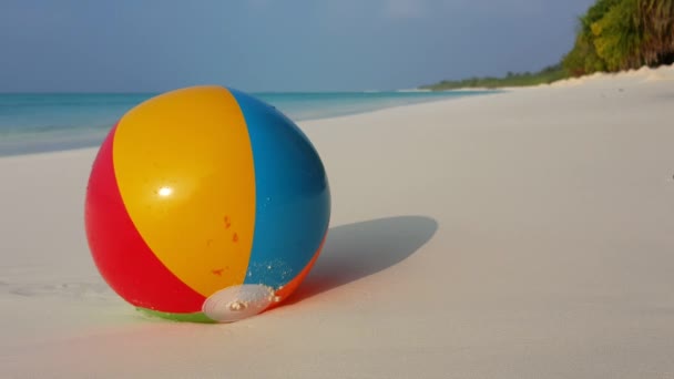 Felfújható labda a strandon. Élvezi a trópusi nyaralást Balin, Indonéziában. - Felvétel, videó