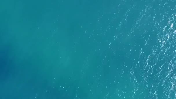 Letecké drone scenérie krásné pobřeží pláž dovolená v čisté moře a bílé písečné pozadí - Záběry, video