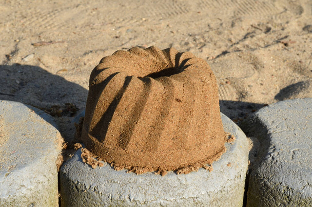 Torta di sabbia e stampi su un parco giochi - Foto, immagini