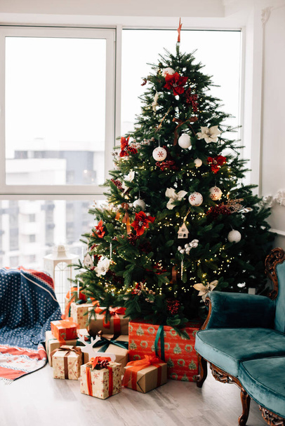 Árboles de Navidad con regalos - Foto, Imagen