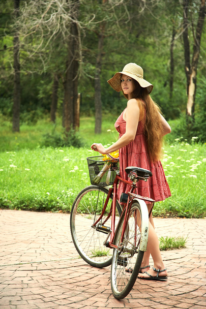 若い女性と自転車は - 写真・画像