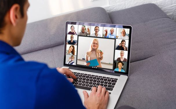 Çevrimiçi video konferansına katılırken, çeşitli genç ve yaşlı insanların webcam görüntülerinin birçok portresi. Grup video uygulaması kolay kullanım kavramı - Fotoğraf, Görsel