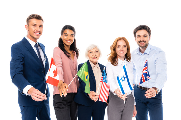 Empresarios multiétnicos sonrientes sosteniendo banderas de países aislados en blanco - Foto, Imagen