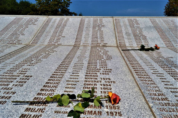 Pomnik Srebrenicy. Imię i nazwisko oraz więdnąca róża Bośnia i Hercegowina. - Zdjęcie, obraz
