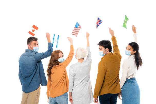 Les personnes multiethniques dans des masques médicaux tenant des drapeaux de pays isolés sur le blanc - Photo, image