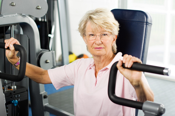 Señora mayor haciendo ejercicio
 - Foto, imagen