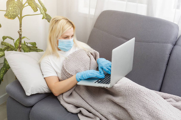 Frau in Quarantäne wegen Coronavirus mit Schutzmaske und intelligentem Arbeiten - Foto, Bild