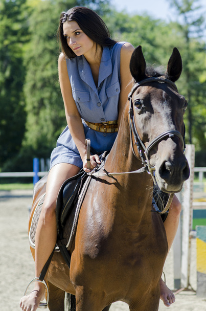 Mujer joven montando a caballo
 - Foto, Imagen