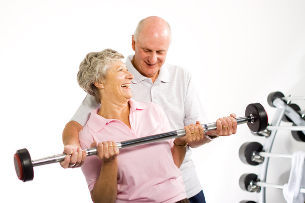 Mature couple plus âgé soulevant des poids
 - Photo, image