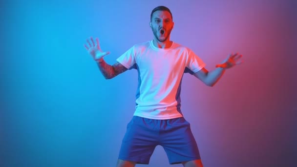 futball rajongó lassított mozgású győztes gesztusok pontozási cél ünneplés - Felvétel, videó