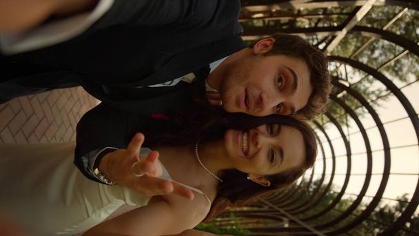 Bruneta nevěsta posílá polibky. Pár informací o svatbě venku - Fotografie, Obrázek