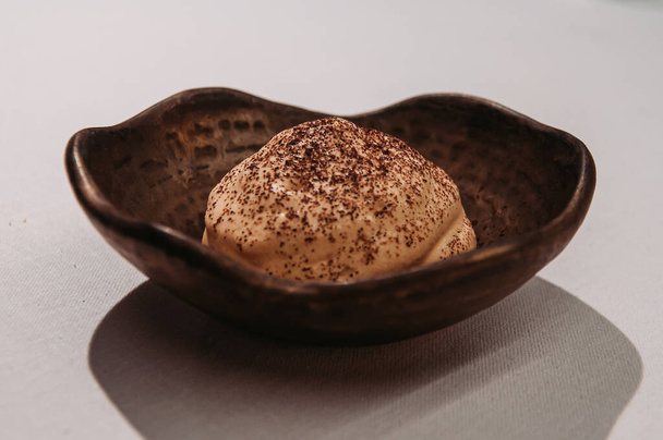 Chocolate y crema delicioso soufflé servido como postre en un restaurante - Foto, Imagen