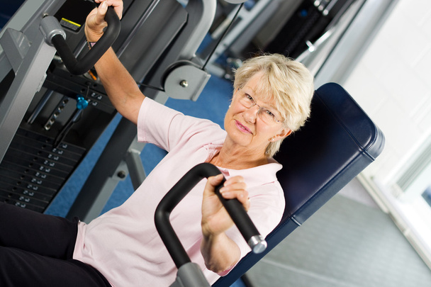 Ältere Frau trainiert - Foto, Bild