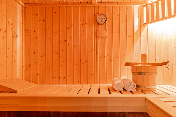 en una pequeña sauna finlandesa, con accesorios de sauna - Foto, Imagen
