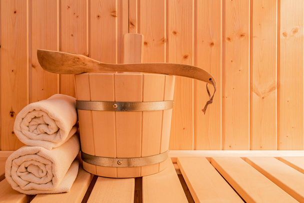 Accessoires de sauna dans un petit sauna privé - Photo, image