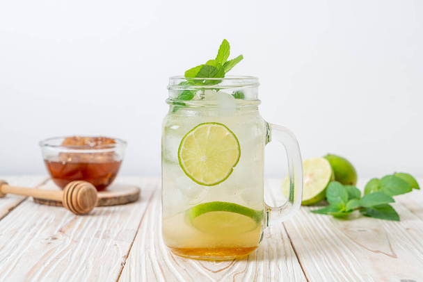 iced honey and lime soda with mint - refreshing drink - Foto, immagini
