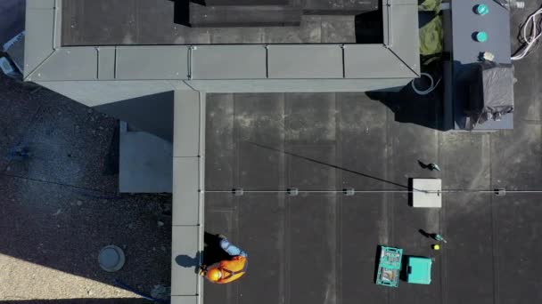 Szakmai kaukázusi munkás a Hard Hat befejező Lightning Protection System tetején az épület - Felvétel, videó