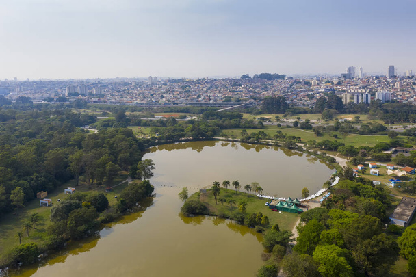 Tiete Ecological Parkin järvi Sao Paulossa, Brasiliassa, ylhäältä katsottuna - Valokuva, kuva