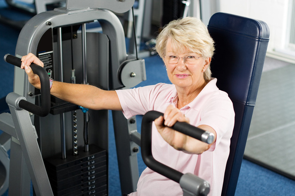 Señora mayor haciendo ejercicio
 - Foto, Imagen