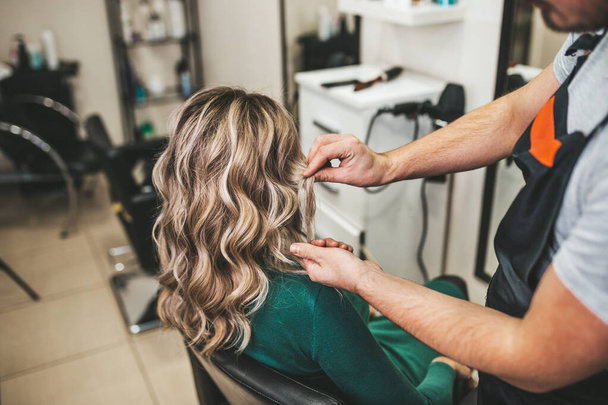 Schöne Frisur der reifen Frau nach dem Sterben Haare und machen Highlights im Friseursalon. - Foto, Bild
