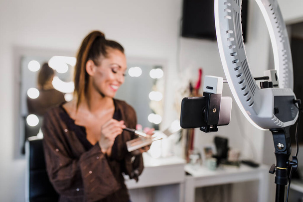 Jovem mulher bonita e beleza profissional compõem artista vlogger ou blogueiro gravando tutorial de maquiagem para compartilhar no site ou nas mídias sociais. - Foto, Imagem