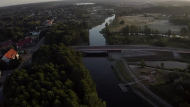 Antenninäköala kolmen kaistan sillalle pitkän rauhallisen joen yli - Materiaali, video