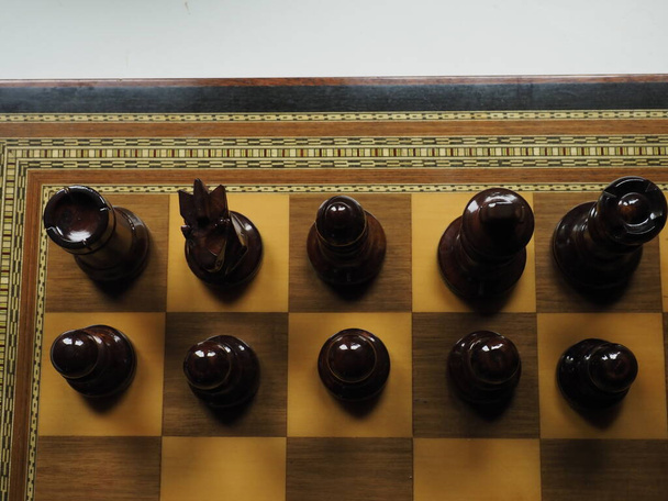 houten schaakbord met enkele stukken - Foto, afbeelding